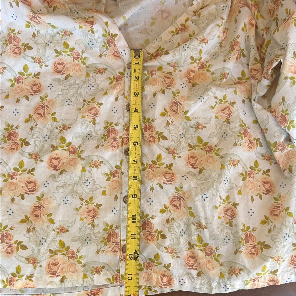 sendero  Floral Button-Up Blouse - Soft Peach Roses crop - Picture 5 of 6